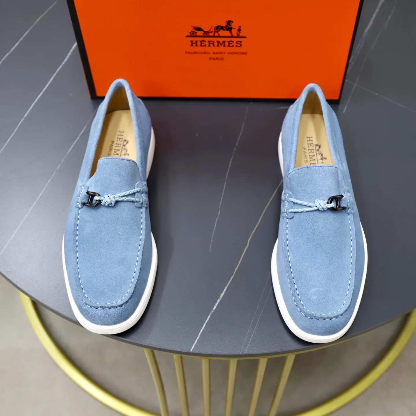 Ex-factory price: 540💰Hermès/Hermès slip-on men's shoes. This shoe is made of imported cow suede leather, with simple and smooth lines, and a 3CM rubber foam ultra-light sole combined with aerodynamic design! Youthful and fashionable, H button decoration, contrasting leather embellishment on the heel, calf lining to gently wrap your feet, with embossed logo cowhide feet, leather rock strips, casual and urban style, highlighting youthful vitality, sports and leisure version, super versatile Size number: 38-39-40-41-42-43-44 Standard leather shoe size (45 can be customized but does not support returns)